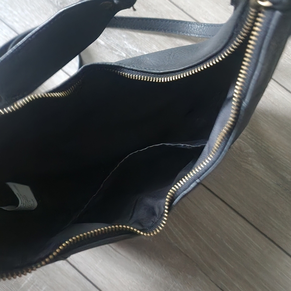 Black purse with detachable crossbody strap - Picture 12 of 16